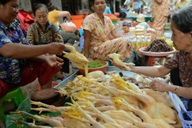 Gia cầm được bày bán tại một chợ ở Campuchia (Nguồn: Getty)