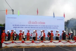 Khởi công dự án đầu tư, nâng cấp, mở rộng đường Hồ Chí Minh (Quốc lộ 14) đoạn qua Tân Cảnh - Kon Tum. (Ảnh: Cao Nguyên/TTXVN)