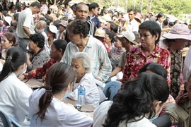 Bác sỹ Việt khám bệnh cho 6.000 người Campuchia 