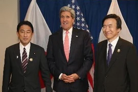 Ngoại trưởng Nhật Bản (phải), Ngoại trưởng Mỹ (giữa) và Ngoại trưởng Hàn Quốc tại Brunei. (Ảnh: YONHAP/TTXVN)