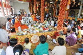 Đồng bào dân tộc Khmer dâng cơm đến chùa hành lễ.