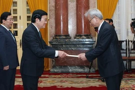 Đại sứ Hàn Quốc tại Việt Nam Jun Dae Joo trình Quốc thư lên Chủ tịch nước Trương Tấn Sang. (Ảnh: Nguyễn Khang/TTXVN)