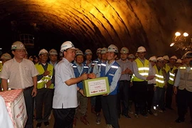 Thông hầm qua núi đường cao tốc Nội Bài-Lào Cai 