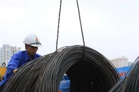 Chuyển thép đi tiêu thụ. (Ảnh: Tuấn Anh/TTXVN)