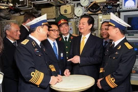 Thủ tướng Nguyễn Tấn Dũng đến thăm và thị sát tàu ngầm Kilo 636. (Ảnh: Đức Tám/TTXVN)