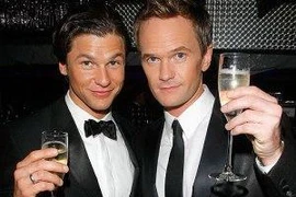 Giờ thì đôi "tình nhân" Burtka-Harris đã có thêm một vai trò mới: Làm phụ huynh của hai em bé song sinh! (Nguồn: Internet)