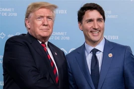Thủ tướng Canada Justin Trudeau (phải) và Tổng thống Mỹ Donald Trump tại cuộc gặp ở Quebec của Canada ngày 8/6 vừa qua. (Ảnh: AFP/TTXVN)