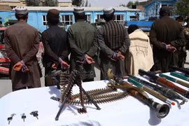 Các chiến binh Taliban bị còng tay sau khi bị bắt ở tỉnh Ghazni của Afghanistan. (Nguồn: Xinhua)