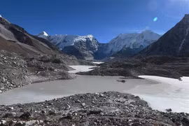 Hồ băng tan chảy từ đỉnh núi ở Solukhumbu, cách thủ đô Kathmandu của Nepal 140km về phía Đông Bắc, ngày 22/11 vừa qua. (Ảnh: AFP/TTXVN)