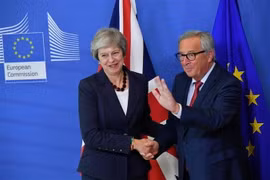 Thủ tướng Anh Theresa May (trái) trong cuộc gặp Chủ tịch Ủy ban châu Âu (EC) Jean-Claude Juncker tại Brussels của Bỉ ngày 17/10 vừa qua. (Ảnh: AFP/TTXVN)