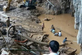 Các lực lượng và phương tiện nỗ lực thực hiện công tác cứu hộ, cứu nạn 2 nạn nhân còn mắc kẹt trong hang. (Ảnh: Vũ Hà/TTXVN)