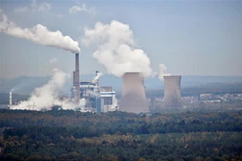 Khí thải bốc lên từ nhà máy ở Saint-Avold, miền đông Pháp. (Ảnh: AFP/TTXVN)