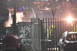 Nhân viên tình trạng khẩn cấp làm nhiệm vụ tại hiện trường vụ tai nạn. (Ảnh: AFP/TTXVN)