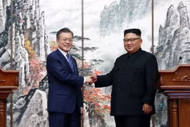 Tổng thống Hàn Quốc Moon Jae-in (trái) trong cuộc gặp thượng đỉnh với Nhà lãnh đạo Triều Tiên Kim Jong-un tại Bình Nhưỡng ngày 19/9 vừa qua. (Ảnh: THX/TTXVN)