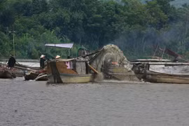 Khai thác cát ở khu vực bãi bồi Lương Quán, phường Thủy Biều, thành phố Huế, không tuân thủ quy định về chiều sâu. (Ảnh: Hồ Cầu/TTXVN)