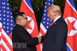 Tổng thống Mỹ Donald Trump (phải) và nhà lãnh đạo Triều Tiên Kim Jong-un tại hội nghị thượng đỉnh Mỹ-Triều Tiên ở Singapore ngày 12/6 vừa qua. (Nguồn: AFP/TTXVN)