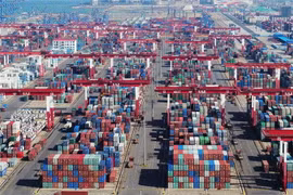 Cảng container ở Thanh Đảo, tỉnh Sơn Đông, miền đông Trung Quốc. (Ảnh: THX/TTXVN)