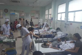 Nhiều trẻ em nghi bị ngộ độc thực phẩm đang được cấp cứu tại Bệnh viện quận Tân Phú. (Ảnh: Đinh Hằng/TTXVN)