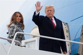 Tổng thống Donald Trump cùng phu nhân lên máy bay tới Pháp ngày 9/11. (Ảnh: AFP/TTXVN)