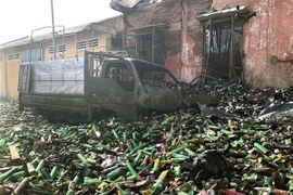 Vụ cháy thiêu trụi một kho hàng và một xe ôtô tải. (Ảnh: Nguyên Linh/TTXVN)