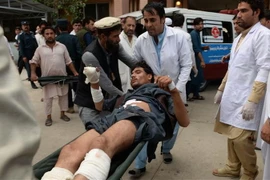 Chuyển nạn nhân bi thương tại hiện trường vụ đánh bom liều chết ở tỉnh Nangarhar ngày 2/10. (Ảnh: AFP/TTXVN)