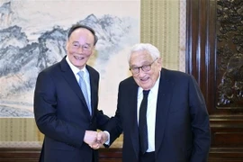 Phó Chủ tịch Trung Quốc Vương Kỳ Sơn (trái) và cựu Ngoại trưởng Mỹ Henry Kissinger (phải) trong cuộc gặp tại thủ đô Bắc Kinh, Trung Quốc ngày 10/11. (Ảnh: THX/TTXVN)