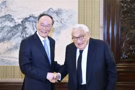 Phó Chủ tịch Trung Quốc Vương Kỳ Sơn (trái) và cựu Ngoại trưởng Mỹ Henry Kissinger (phải) trong cuộc gặp tại thủ đô Bắc Kinh, Trung Quốc ngày 10/11. (Ảnh: THX/TTXVN)