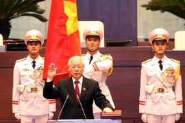 Tổng Bí thư Nguyễn Phú Trọng, Chủ tịch nước CHXHCN Việt Nam nhiệm kỳ 2016-2021 thực hiện nghi thức tuyên thệ nhậm chức trước Quốc hội, đồng bào và cử tri cả nước. (Ảnh: Trọng Đức/TTXVN)