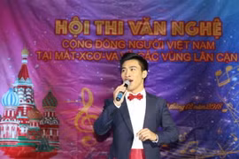 Thí sinh Nguyễn Khắc Hòa, giải nhất đơn ca nam. (Ảnh: Hồng Quân/TTXVN)