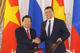 Phó Thủ tướng Trịnh Đình Dũng và Phó Thủ tướng Nga Maksim Akimov ký Biên bản Khóa họp lần thứ 21 Ủy ban liên Chính phủ Việt Nam-Liên bang Nga về hợp tác kinh tế-thương mại và khoa học- kỹ thuật. (Ảnh: Dương Trí/TTXVN)