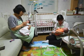 Chăm sóc em bé sơ sinh tại thủ đô Seoul của Hàn Quốc. (Ảnh: AFP/TTXVN)