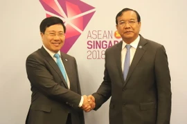 Phó Thủ tướng, Bộ trưởng Ngoại giao Phạm Bình Minh và Bộ trưởng Ngoại giao và Hợp tác quốc tế Campuchia Prak Sokhonn. (Ảnh: Xuân Vịnh/TTXVN)