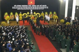 Lãnh đạo, nguyên lãnh đạo Đảng, Nhà nước đi vòng quanh linh cữu lần cuối, vĩnh biệt đồng chí Đỗ Mười. (Ảnh: Văn Điệp/TTXVN)