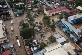 Cảnh ngập lụt tại thị trấn Baao, tỉnh Camarines Sur, Philippines, ngày 30/12. (Ảnh: AFP/TTXVN)
