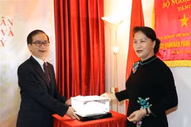 Chủ tịch Quốc hội Nguyễn Thị Kim Ngân tặng quà lưu niệm cho Đại sứ quán. (Ảnh: Trọng Đức/TTXVN)