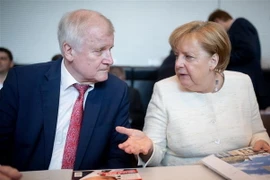 Thủ tướng Đức Angela Merkel (phải) và Chủ tịch CSU kiêm Bộ trưởng Nội vụ Đức Horst Seehofer. (Ảnh: AFP/TTXVN)