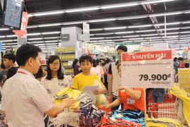 Các hệ thống bán lẻ tại Thành phố Hồ Chí Minh với nhiều chương trình khuyến mãi. (Ảnh: Mỹ Phương/TTXVN)