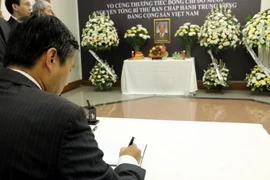 Đại sứ Phạm Vinh Quang viết sổ tang sau lễ viếng (Ảnh: Hải Ngọc/Vietnam+)