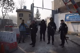 Cảnh sát Afghanistan gác tại hiện trường vụ tấn công nhằm vào khu cơ quan Chính phủ ở Kabul ngày 25/12. (Ảnh: AFP/TTXVN)
