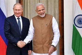 Thủ tướng Ấn Độ Narendra Modi (phải) trong một cuộc gặp Tổng thống Nga Vladimir Putin. (Ảnh: AFP/TTXVN)