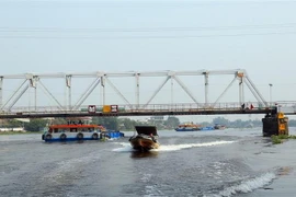 Dự án cải tạo, nâng cấp luồng sông Sài Gòn, đoạn từ cầu Bình Lợi (TP.Hồ Chí Minh) tới cảng Bến Súc, tỉnh Bình Dương. (Ảnh: Huy Hùng./TTXVN)