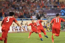 Các cầu thủ Việt Nam ăn mừng sau bàn thắng mở tỷ số của Công Phượng (số 14) ở phút 11 trong trận tuyển Việt Nam và tuyển Malaysia. (Ảnh: Trọng Đạt/TTXVN)