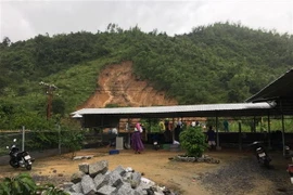 Hiện trường vụ sạt lở núi tại thông Khánh Thành Nam, xã Suối Cát, huyện Cam Lâm. (Ảnh: Phan /TTXVN)