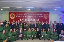 Các đại biểu chụp ảnh lưu niệm. (Ảnh: Dương Trí/TTXVN)