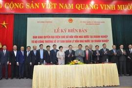 Các đại biểu tại lễ bàn giao. (Ảnh: Trần Việt/TTXVN)