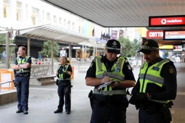Cảnh sát gác tại hiện trường vụ tấn công bằng dao ở Melbourne của Australia ngày 9/11 vừa qua. (Ảnh: THX/TTXVN)