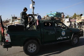 Lực lượng an ninh Afghanistan được triển khai bảo vệ một điểm bầu cử Quốc hội ở Kabul ngày 20/10. (Ảnh: THX/TTXVN) 