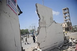 Nhân viên an ninh điều tra tại hiện trường vụ đánh bom ở Mogadishu, ngày 22/12. (Ảnh: AFP/TTXVN)