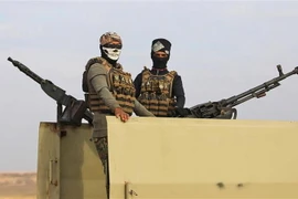 Đơn vị bán vũ trang Iraq gác gần thành phố Qaim, giáp giới Syria ngày 11/11 vừa qua. (Ảnh: AFP/TTXVN) 
