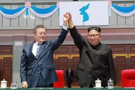 Tổng thống Hàn Quốc Moon Jae-in (trái) và nhà lãnh đạo Triều Tiên Kim Jong-un (phải) trong cuộc gặp tại Bình Nhưỡng ngày 19/9 vừa qua. (Ảnh: AFP/TTXVN)